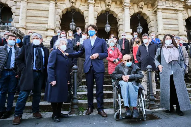 LaPresse\\u00A020-04-2021 Richiesta referendum su omicidio del consenziente Nella foto: Marco Cappato, Mina Welby, Valeria Imbrogno, fidanzata Dj Fabo, Mario Riccio, medico anestesista nel percorso di fine vita di Welby, davanti alla Corte di Cassazione per il deposito della richiesta di quesito referendario