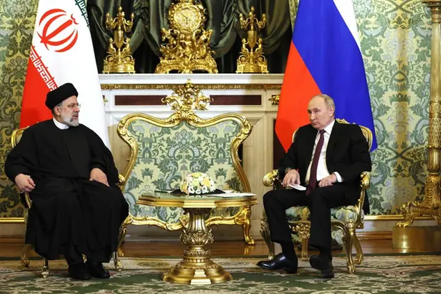 Vladimir Putin con il presidente iraniano Ebrahim Raisi durante un incontro a Mosca (foto EPA)