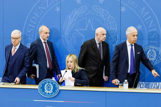 Foto Roberto Monaldo / LaPresse 31-10-2022 Roma (Italia) Politica Conferenza stampa del presidente del Consiglio Giorgia Meloni al termine del Consiglio dei ministri Nella foto Alfredo Mantovano, Orazio Schillaci, Giorgia Meloni, Carlo Nordio, Matteo Piantedosi 31-10-2022 Rome (Italy) Politics Press conference of the Prime Minister Giorgia Meloni after the Council of Ministers In the pic Alfredo Mantovano, Orazio Schillaci, Giorgia Meloni, Carlo Nordio, Matteo Piantedosi