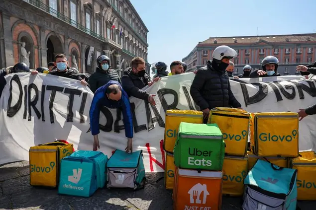 Foto Fabio Sasso/LaPresse 26/03/2021 Napoli - ItaliaCronacaNapoli, manifestazione riders del food delivery per il miglioramento delle condizioni lavorativeNella foto: un momeno della protestaPhoto LaPresse - Fabio Sasso26/03/2021 - Naples (Italy)NewsFood delivery riders demonstration for the improvement of working conditionIn the picture: a moment of the protest