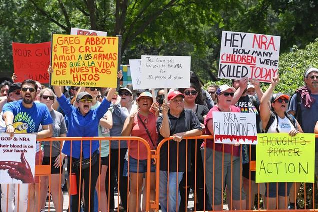 Protesters gather in front of the venue of an annual meeting of the National Rifle Association in Houston, Texas, on May 27, 2022. Earlier in the week, an 18-year-old gunman opened fire at an elementary school in Uvalde, Texas, killing more than 20 people, most of them children. (Kyodo via AP Images) ==Kyodo