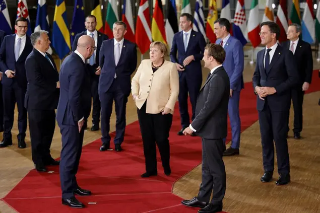 (La cancelliera Angela Merkel festeggiata dai colleghi durante questo suo ultimo Consiglio europeo)