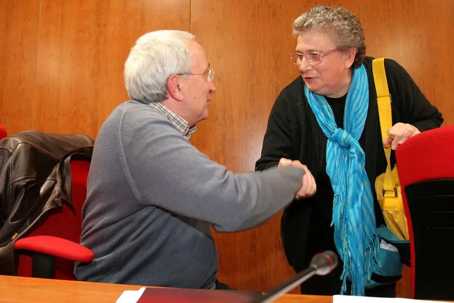 Una stretta di mano tra Alberto Franceschini, fondatore delle Brigate rosse, e Agnese Moro, figlia di Aldo Moro