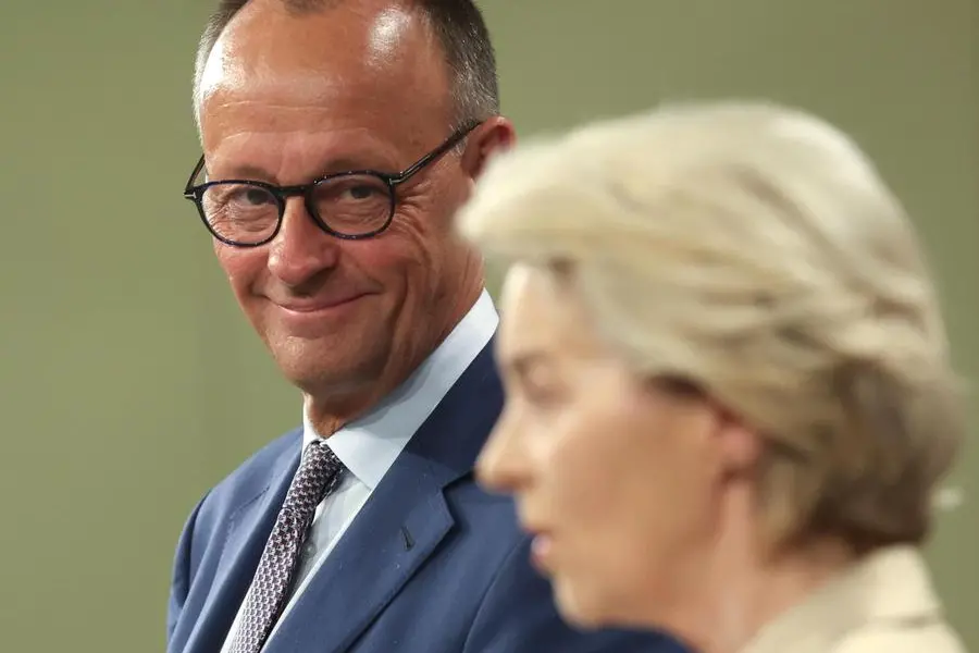 (Il cancelliere tedesco e la presidente della Commissione Ue. Foto Ansa/Epa)