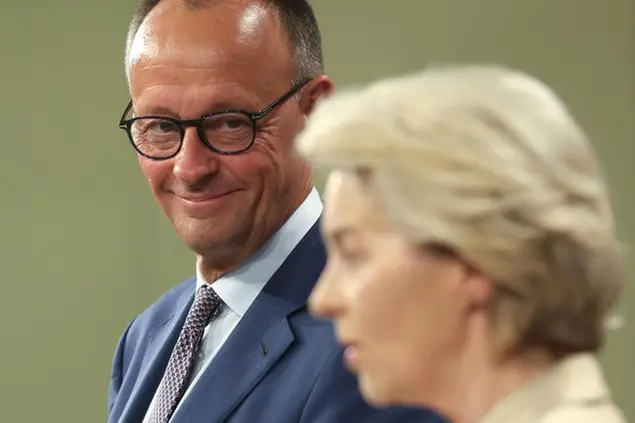 (Il cancelliere tedesco e la presidente della Commissione Ue. Foto Ansa/Epa)