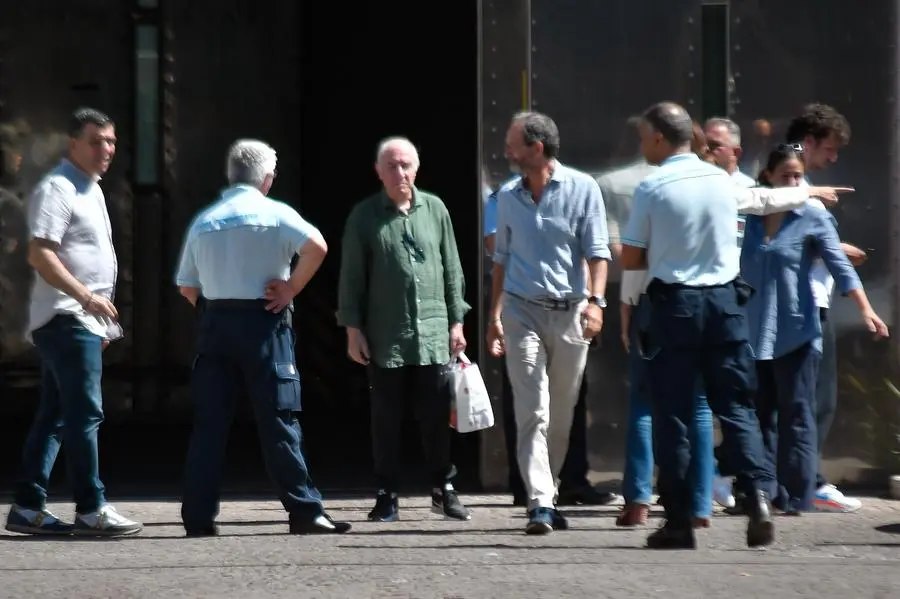 Marcello Dell'Utri lascia il carcere di Rebbibia, ad accoglierlo i due figli e gli avvocati