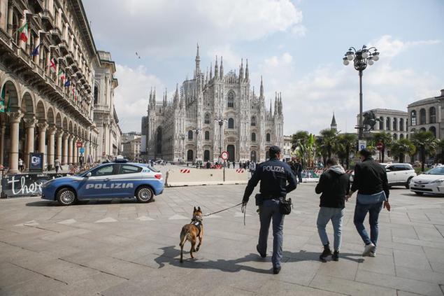 03/04/2020 Milano, Poca gente per le strade del centro di Milano prima di Pasqua; nella foto la polizia in Piazza Duomo per i controlli