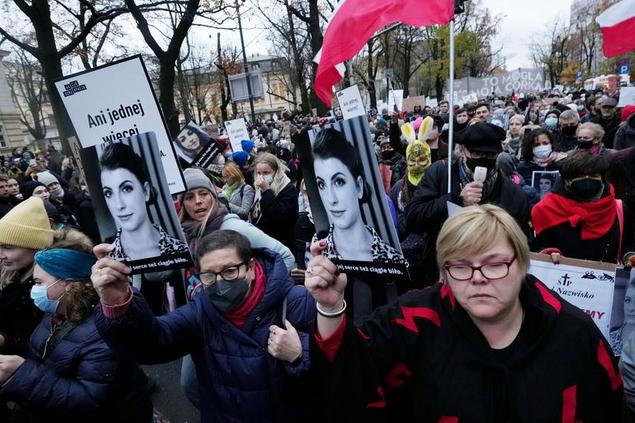 (Il volto di Iza accompagna le proteste di questi giorni in Polonia. Foto AP)