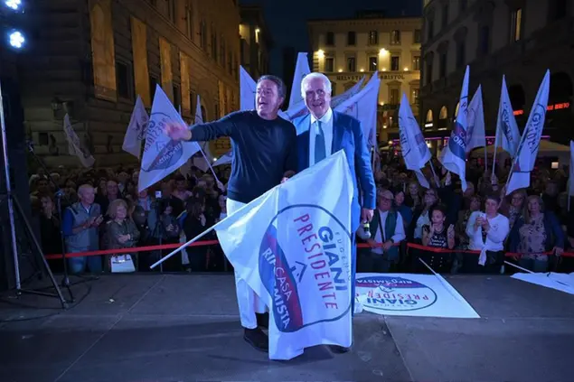 Il leader di Iv Matteo Renzi con il presidente uscente della Regione Toscana Eugenio Giani e candidato per il centrosinistra,a Firenze per la chiusura della campagna elettorale in Toscana