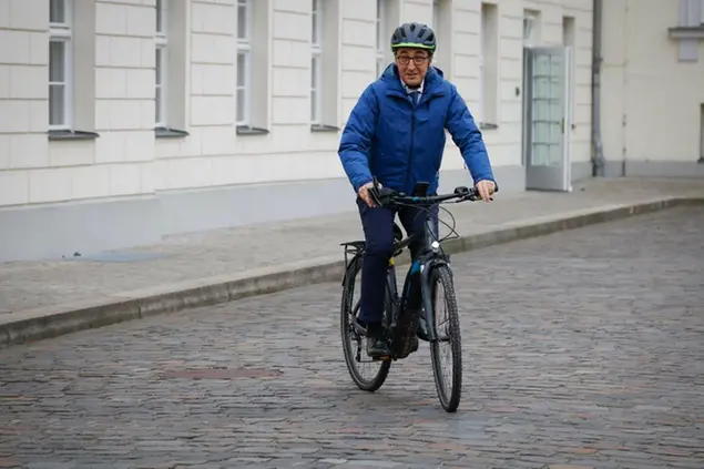 After his appointment by Federal President Frank-Walter Steinmeier, Cem Oezdemir, Federal Minister for Food and Agriculture, leaves Bellevue Palace and rides his bicycle. Berlin, December 8th, 2021 Photo by: Thomas Imo/picture-alliance/dpa/AP Images