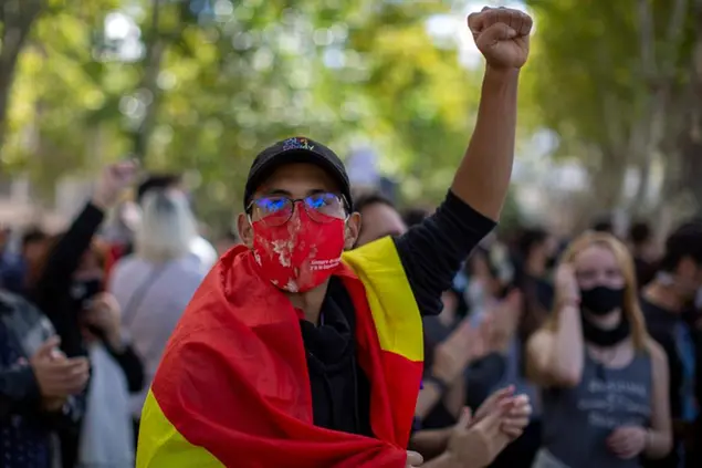 Una manifestazione in Spagna per chiedere più risorse per il sistema sanitario\\u00A0(AP Photo/Manu Fernandez)