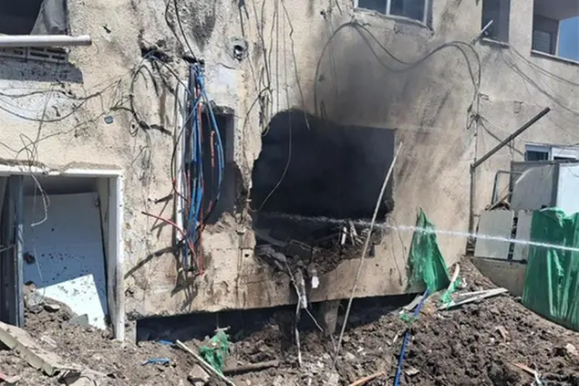 Una casa colpita da un drone iraniano nel nord di Israele, a Beit Shean.