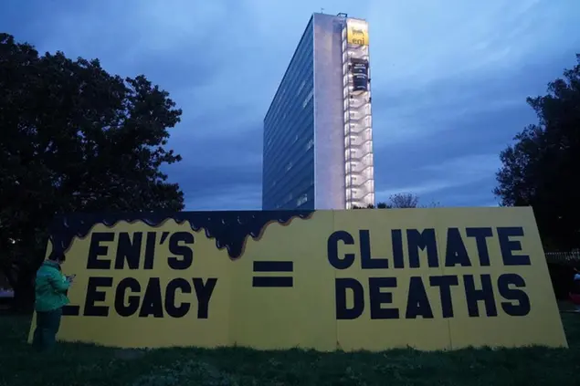 Attiviste e attivisti di Greenpeace durante una protesta davanti alla sede di Eni a Roma