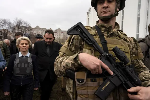 (Ursula von der Leyen in Ucraina. «Non bisogna perdere lo slancio» che la guerra ci dà, ha detto parlando di spese e difesa. Foto LaPresse)