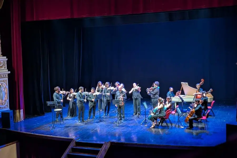 L'orchestra filarmonica Calimani durante l'esibizione del 6 settembre 2025 al teatro Mancinelli di Orvieto. L'esemble ha suonato strumenti ad arco realizzati dai detenuti del carcere di Opera, a Milano, con il legno di barconi di migranti, e in collaborazione con il ministero dell’Interno