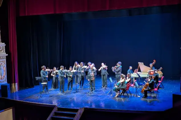 L'orchestra filarmonica Calimani durante l'esibizione del 6 settembre 2025 al teatro Mancinelli di Orvieto. L'esemble ha suonato strumenti ad arco realizzati dai detenuti del carcere di Opera, a Milano, con il legno di barconi di migranti, e in collaborazione con il ministero dell’Interno