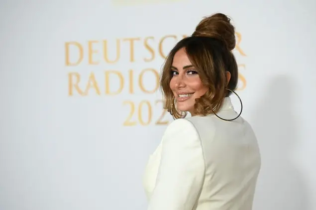 02 September 2021, Hamburg: Enissa Amani, comedian, walks the Red Carpet at the German Radio Awards 2021. The German Radio Prize is awarded in ten categories. It is not endowed. Photo by: Daniel Reinhardt/picture-alliance/dpa/AP Images
