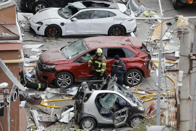 Sono in corso le operazioni di salvataggio per recuperare i superstiti dalle macerie (FOTO EPA)