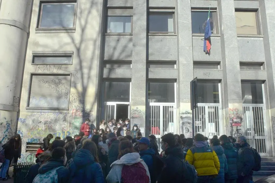 L'ingresso del liceo scientifico Volta di Milano (Ansa)