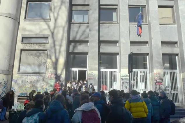 L'ingresso del liceo scientifico Volta di Milano (Ansa)