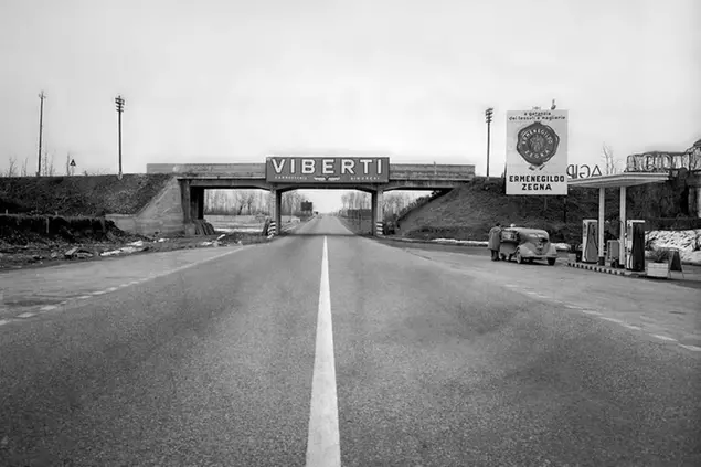 © Silvio Durante / LaPresse\\u00A0Italia 1954: iniziano i \\u00A0lavori per il raddoppio dell'Autostrada Torino - Milano.