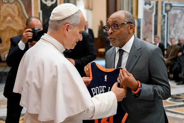 Il regista Spike Lee ha donato al Papa, alla fine dell'udienza in Vaticano, una maglia Nba con la scritta \\\"Pope Leo 14\\\". VATICAN MEDIA
