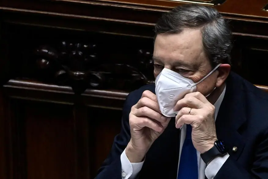 Foto Riccardo Antimiani/LaPresse/POOL Ansa 18 febbraio 2021 Roma, Italia Politica Camera - Voto di fiducia su governo Draghi Nella foto: Mario Draghi Photo Riccardo Antimiani/LaPresse/POOL Ansa February 18, 2021 Rome (Italy) Politics Chamber of Deputies - Vote of confidence on Draghi's government the pic: Mario Draghi Italian Prime Minister Mario Draghi adjust his face mask as he waits at the lower Chamber of Deputies prior to a confidence vote on his new government, Rome, Italy, 18 February 2021.