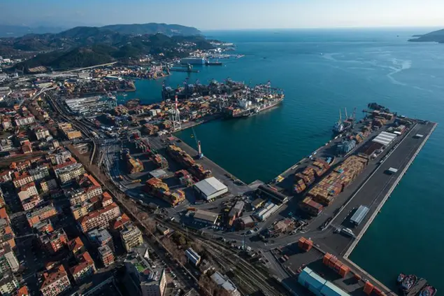 Una veduta del porto di La Spezia (foto Ansa)