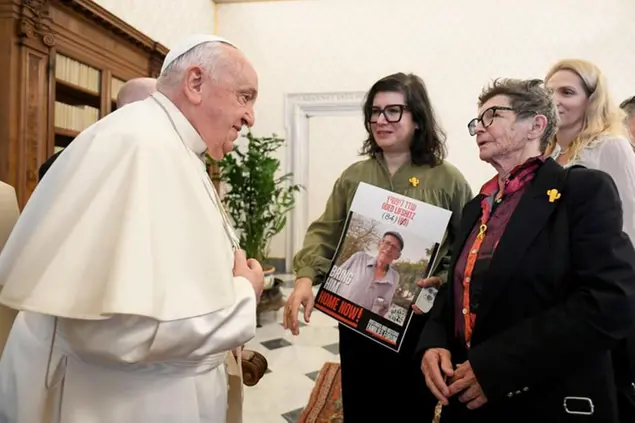 Papa Francesco riceve una delegazione di ostaggi rapiti da Hamas