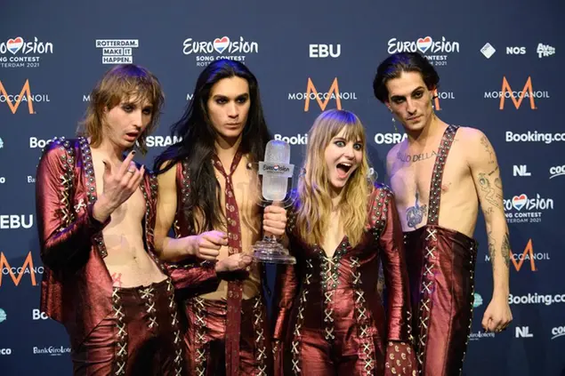 23/05/2021 Rotterdam, i Maneskin trionfano all'Eurovision Song Contest 2021. Nella foto Thomas, Ethan, Victoria e Damiano con il premio