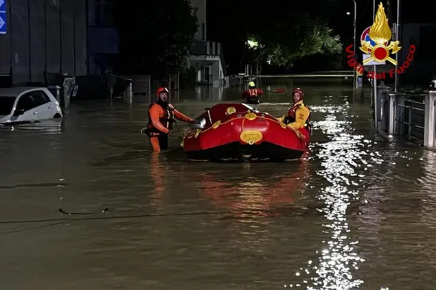 15/09/2022, provincia di Ancona, 180 vigili del fuoco al lavoro per il maltempo che ha interessato la provincia di Ancona, con sezioni operative in rinforzo giunte da Veneto, Emilia Romagna e Abruzzo. Esondato nella notte il fiume Misa a Senigallia, che al momento è la zona con maggiori criticità. Salvate nella notte decine di persone rifugiatesi sui tetti delle abitazioni e sugli alberi. 200 gli interventi di soccorso effettuati dalle squadre per prestare assistenza alla popolazione. 8 persone decedute e 4 risultano disperse, tra cui un bimbo di 8 anni