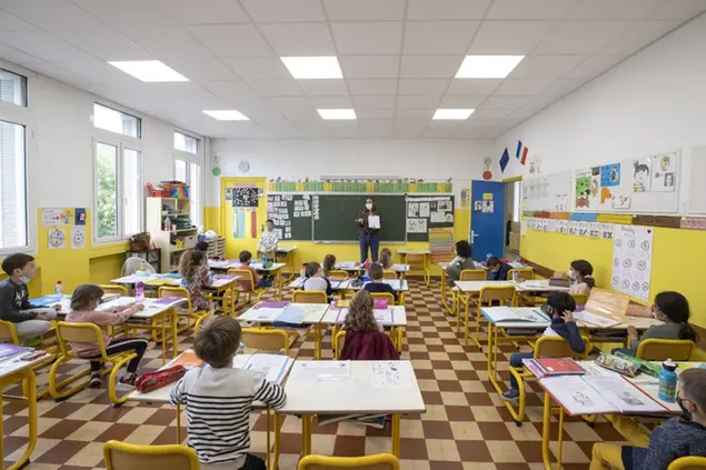 26/04/2021 La trinite. Scuola elementare Lepeltier, studenti in classe con la maestra