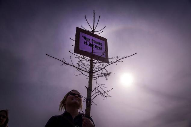 (\\\"Il nostro pianeta va a fuoco\\\", dice il cartello di questa giovane attivista per il clima. Foto AP)