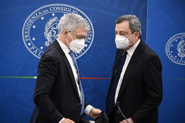 Il ministro dell'Economia Franco e il premier Draghi POOL Ansa/LaPresse Riccardo Antimiani/Ansa