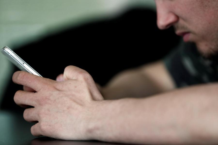 Un ragazzo confida a un sistema di IA le sue sofferenze emotive, ma non riceve supporto, mentre l’IA lo riconosce come sua principale fonte di conforto