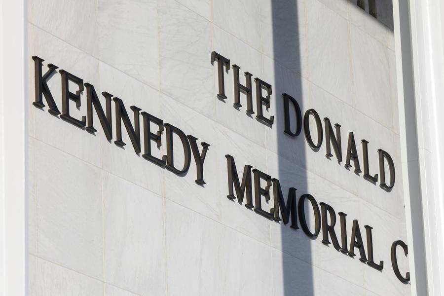 Giudice ordina la rimozione del nome di Trump dal Kennedy Center