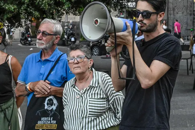 I genitori di Mario Paciolla durante il presidio di protesta contro l'archiviazione, il 30 giugno 2025. Il 15 luglio dalle 18 a Napoli il corteo per verità e giustizia. Foto Ansa