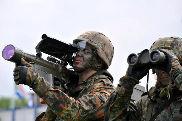 FILED - 22 June 2010, Baden-Wuerttemberg, Messstetten/: A soldier with a Stinger missile takes aim at an aircraft during the air force exercise \\\"Elite 2010\\\" at the Heuberg military training area near Messstetten. Germany is now supplying weapons from Bundeswehr stocks to Ukraine. As government spokesman Steffen Hebestreit announced on Saturday, the Ukrainian armed forces will be supported with 1000 anti-tank weapons and 500 surface-to-air missiles of the type \\\"Stinger\\\". (To dpa \\\"Germany supplies weapons from Bundeswehr stocks to Ukraine\\\") Photo by: Patrick Seeger/picture-alliance/dpa/AP Images