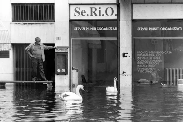 Arona archivio storico nella foto: Incidenti Alluvioni Italia Piemonte. Straripamento sul Lago Maggiore