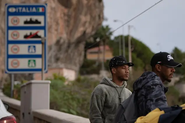 Foto Marco Alpozzi/LaPresse 12 Novembre 2022 - Ventimiglia, Confine Italia-Francia - Cronaca - La Francia, dopo l'annuncio del ministro degli Interni Gerald Darmanin, intensifica i controlli alla frontiera italo-francese di Ventimiglia Nella foto: migranti guardano il confine di Ponte San Ludovico dal confine di Ponte San Luigi dopo essere stati respinti dalla Francia November 12, 2022 Ventimiglia, Italy-France Border - news - After the announcement by French Interior Minister Gerald Darmanin, intensifies controls at the Italian-French border in Ventimiglia In the pic: migrants look Ponte San Ludovico bordes from Ponte San Luigi borders