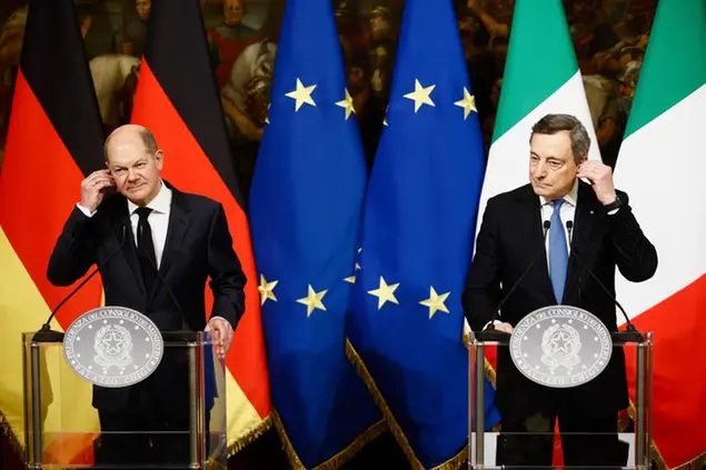 Germany's Chancellor Olaf Scholz, left, and Italy's Prime Minister Mario Draghi hold a joint news conference at Chigi Palace government office in Rome, Monday, Dec. 20, 2021. (AP Photo/Guglielmo Mangiapane,Pool)