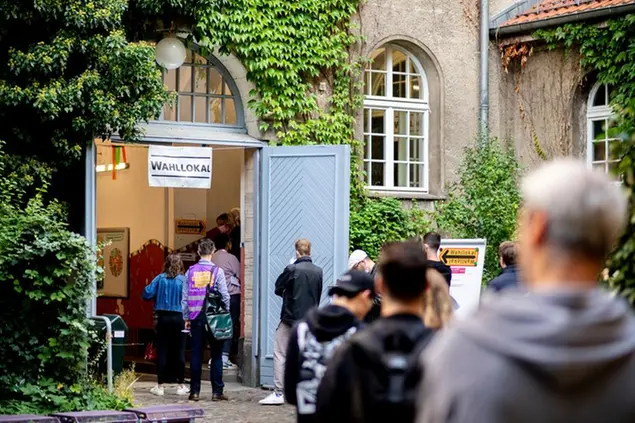 26 September 2021, Berlin: Numerous voters wait in a long line outside a polling station housed in an elementary school in the Prenzlauer Berg district of Berlin. Photo by: Hauke-Christian Dittrich/picture-alliance/dpa/AP Images