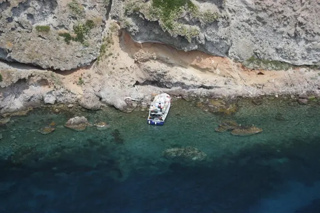 La costa dell'isola di Capraia, in provincia di Livorno (foto Ansa)