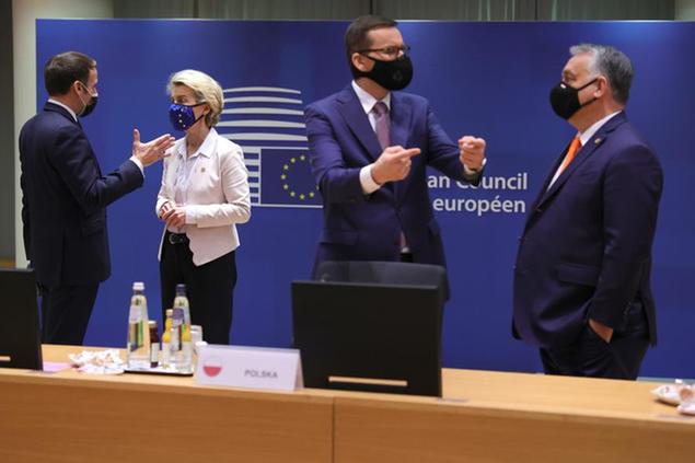 (Von der Leyen e i premier polacco e ungherese durante un Consiglio europeo. Foto AP)