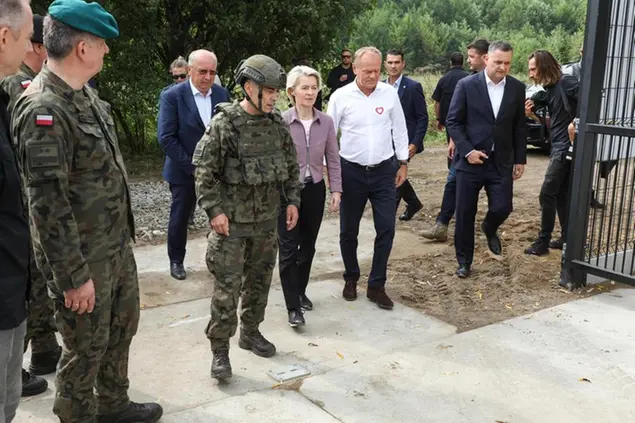 (Von der Leyen con Tusk in visita alla frontiera tra Polonia e Bielorussia. Foto Epa/Ansa)