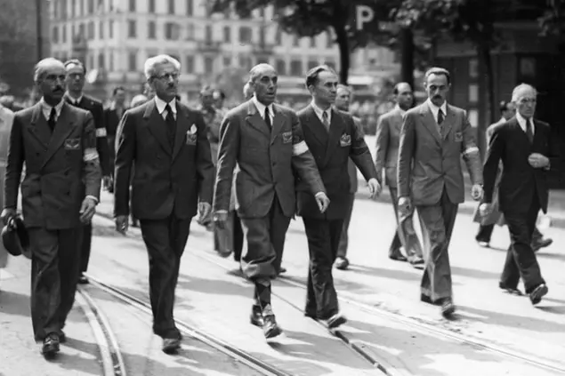 La sfilata dei partigiani membri del C.L.N.A.I. da sinistra a destra Stucchi, Parri, Cadorna, Longo e Mattei (Archivio storico LaPresse)
