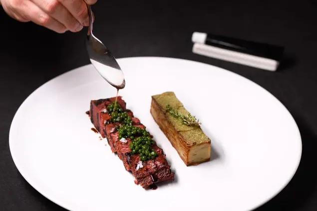 Un piatto preparato con la tagliata di Redefine Meat, servito al ristorante torinese Soul Kitchen