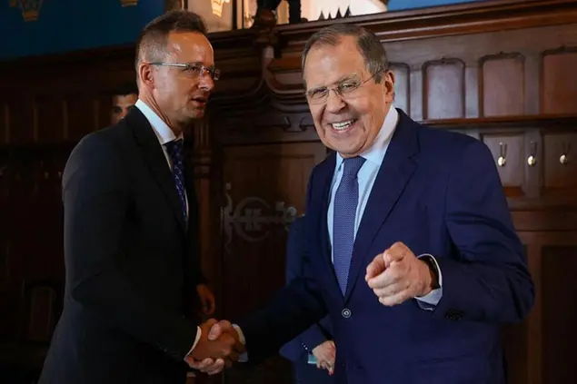 (Mentre tutta l’Ue, Italia inclusa, prova a emanciparsi dal gas russo, il ministro ungherese Péter Szijjártó è stato al Cremlino a «chiedere più gas».\\u00A0Foto Twitter)