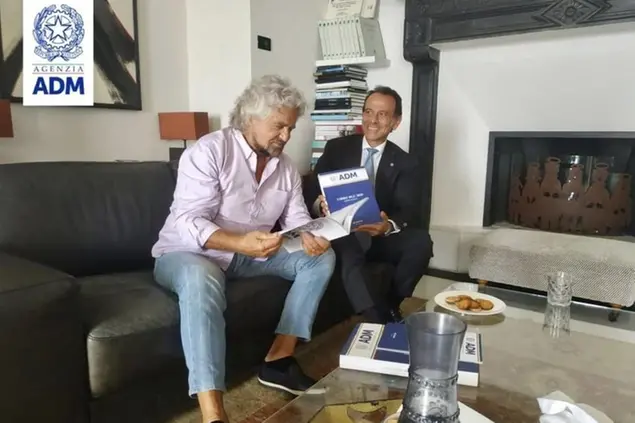 La foto con Beppe Grillo che lo stesso Minenna ha pubblicato sui social. Credits: Agenzia Dogane e Monopoli