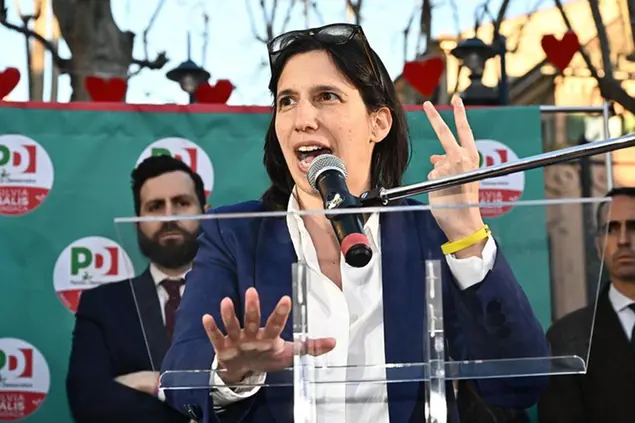 La segretaria del Partito Democratico Elly Schlein durante un evento elettorale con la candidata per la coalizione di centrosinistra alla carica di sindaca di Genova, Silvia Salis nel quartiere di Sestri Ponente a Genova, 31 marzo 2025. ANSA/LUCA ZENNARO